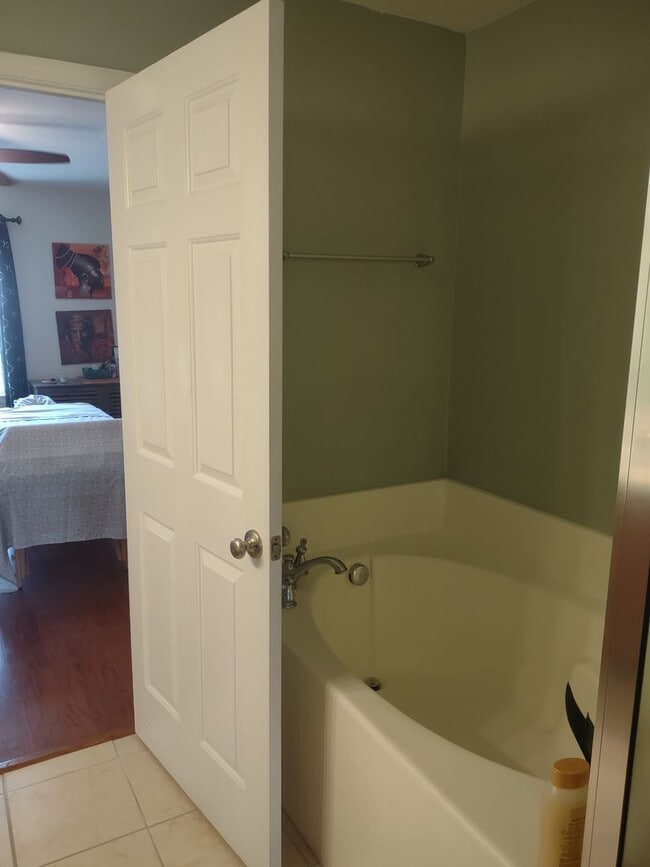 Building Photo - Outstanding FIVE Bedroom Home in Northeast Columbia!