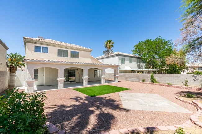 Building Photo - Stunning 3 Bedroom, 2.5 Bathroom Home in E...
