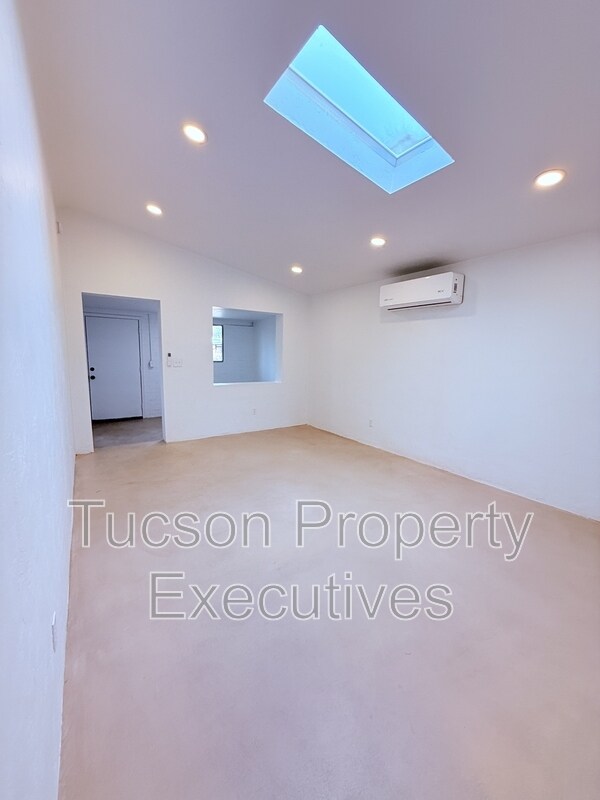 Building Photo - 814 N Alvernon Way