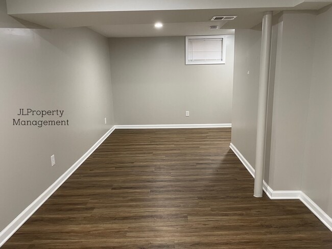 Building Photo - 931 SW Kingscross Rd