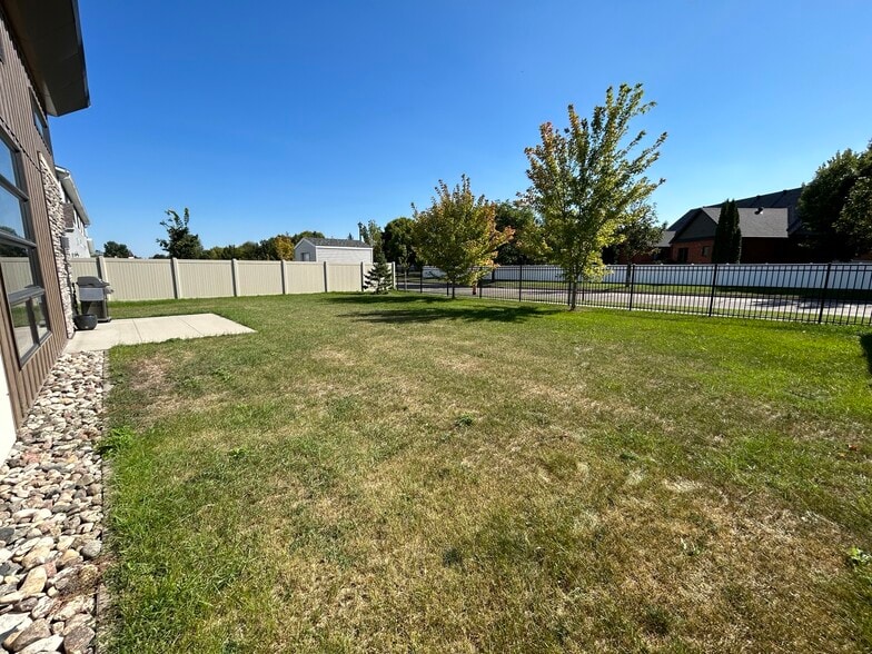 Building Photo - 3955 Ivy Dr