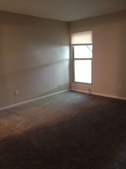 Building Photo - 1477 Cliff Ct