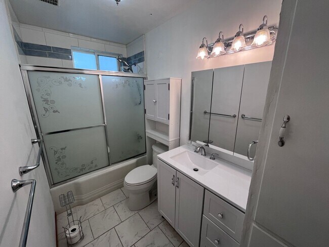 Building Photo - Charming Bremerton Home with Fenced Yard