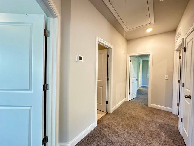 Building Photo - SPACIOUS TOWNHOME