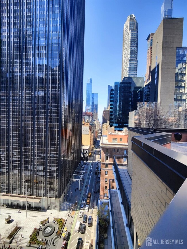Building Photo - 77 W 55th St