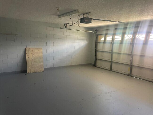 Building Photo - 116 Crescent Ct