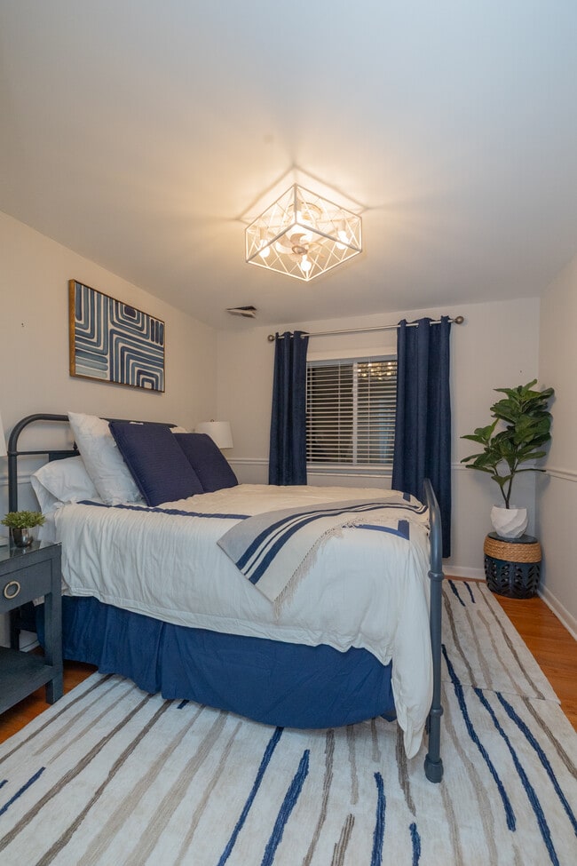 Building Photo - 944 Lakeview Dr