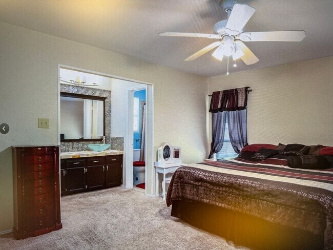 Building Photo - Wedgewood Addition 3 bed 2 bath 2 car garage