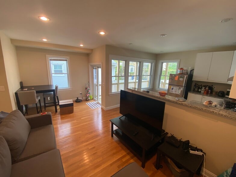 Building Photo - 739 Somerville Ave