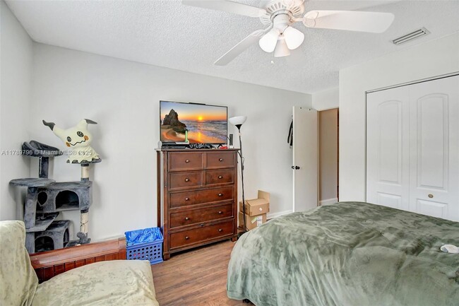 Building Photo - 303 E Riverbend Dr