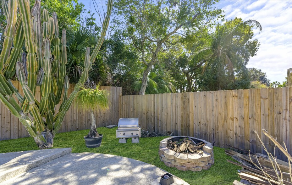 Building Photo - 1811 Eastern Dr