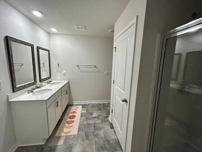 Building Photo - 125 Sunriff CT