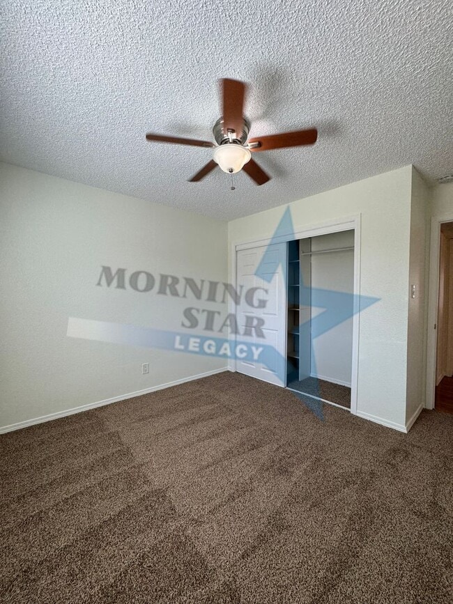 Building Photo - Spacious home in desirable location!