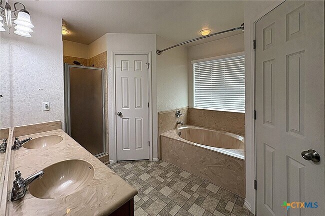 Building Photo - 2404 Griffin Dr