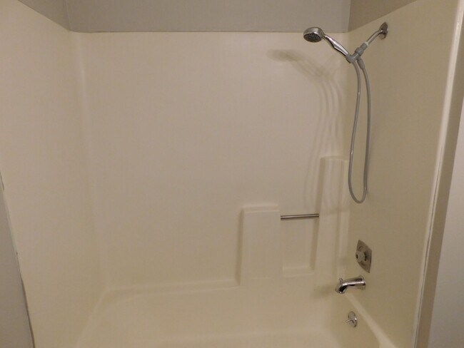 Building Photo - Spacious 2 bedroom- no neighbors under you !!