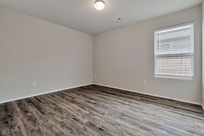 Building Photo - 3 Bed 2 Bath home mins away from the University!