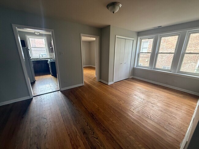 Building Photo - 4811 W Warwick Ave