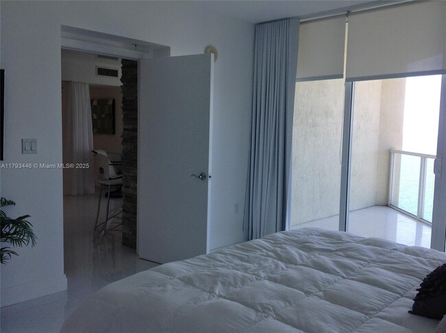 Building Photo - 16699 Collins Ave