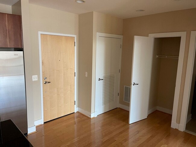 Building Photo - Luxury Condo on the Waterfront, with dedic...