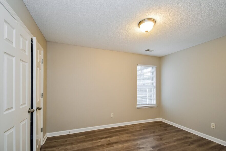 Building Photo - 9826 Dogwood Ct E