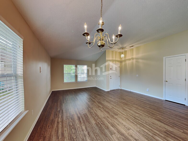 Building Photo - 3353 Chapel Ct