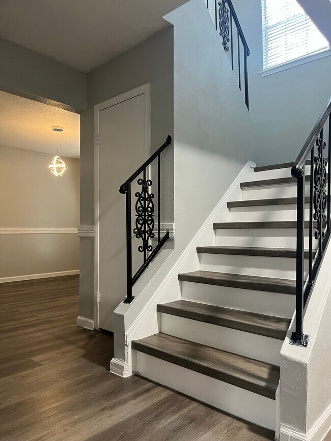 Building Photo - 4030 Green Crest Dr