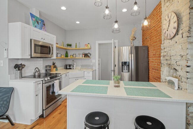 Building Photo - 2049 E Hagert St