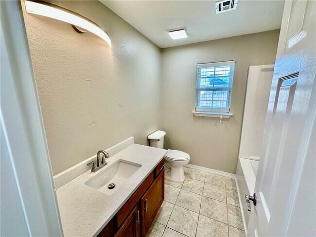 Building Photo - 6 Roessler Ln