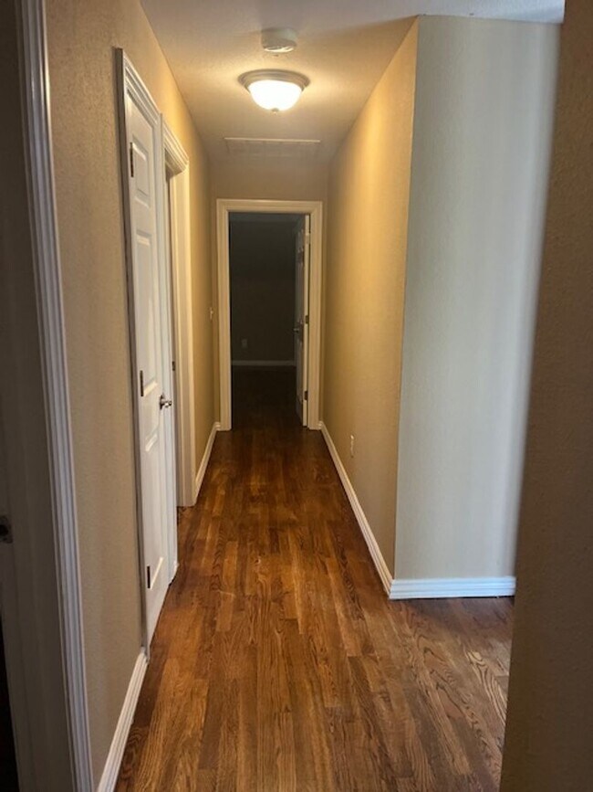 Building Photo - Bentonville 4 bedroom 3 car garage home near trails & Bentonville Square!