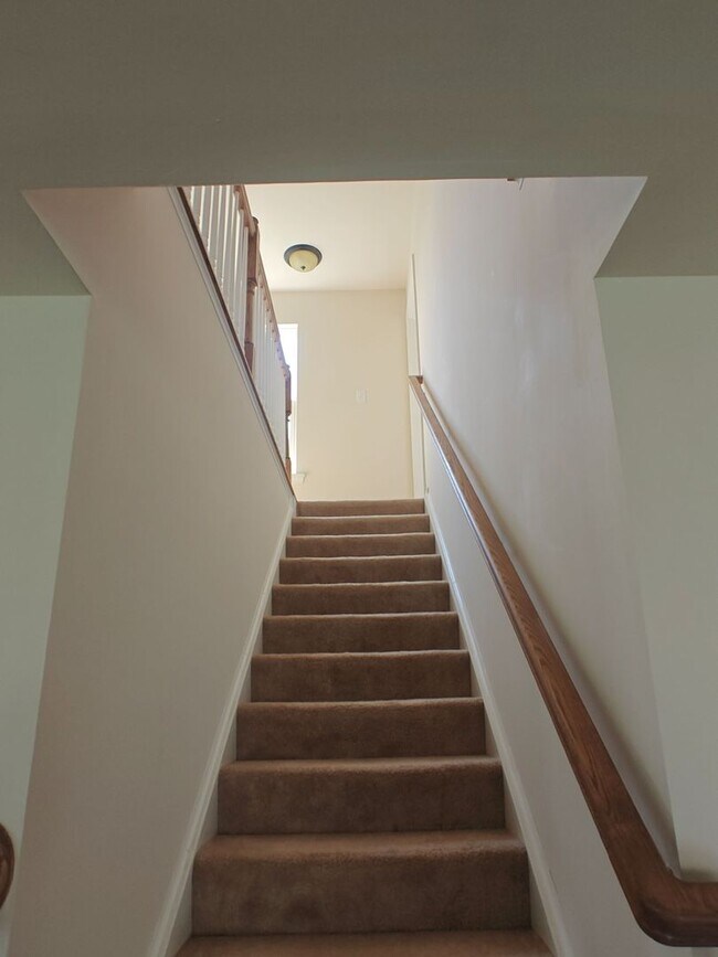 Building Photo - Large 4 bedroom home with recreational roo...