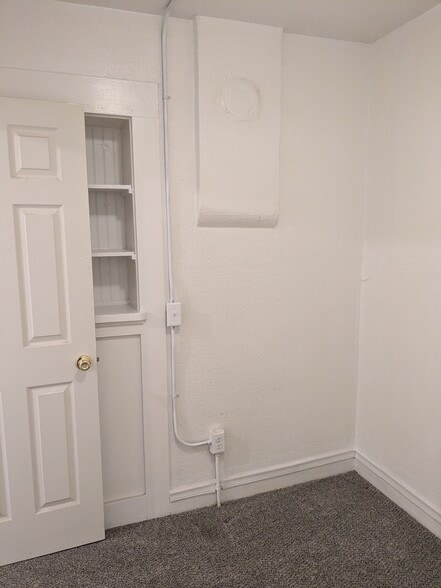 Building Photo - 303 S 5th St