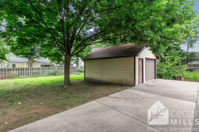 Building Photo - Updated 2 Bedroom Home with Additional Upstairs Loft just South of Kellogg