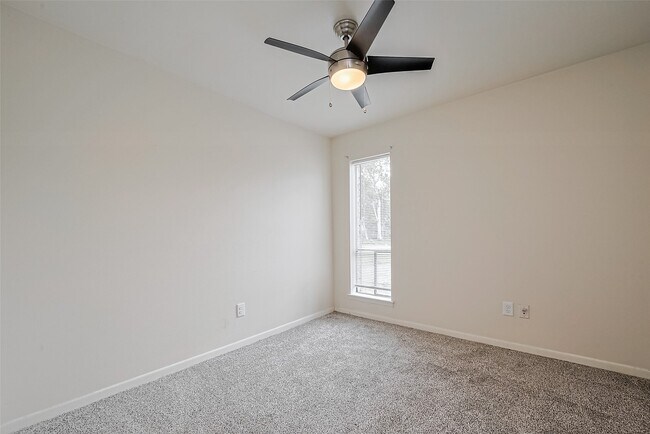 Building Photo - 13731 Greenway Dr