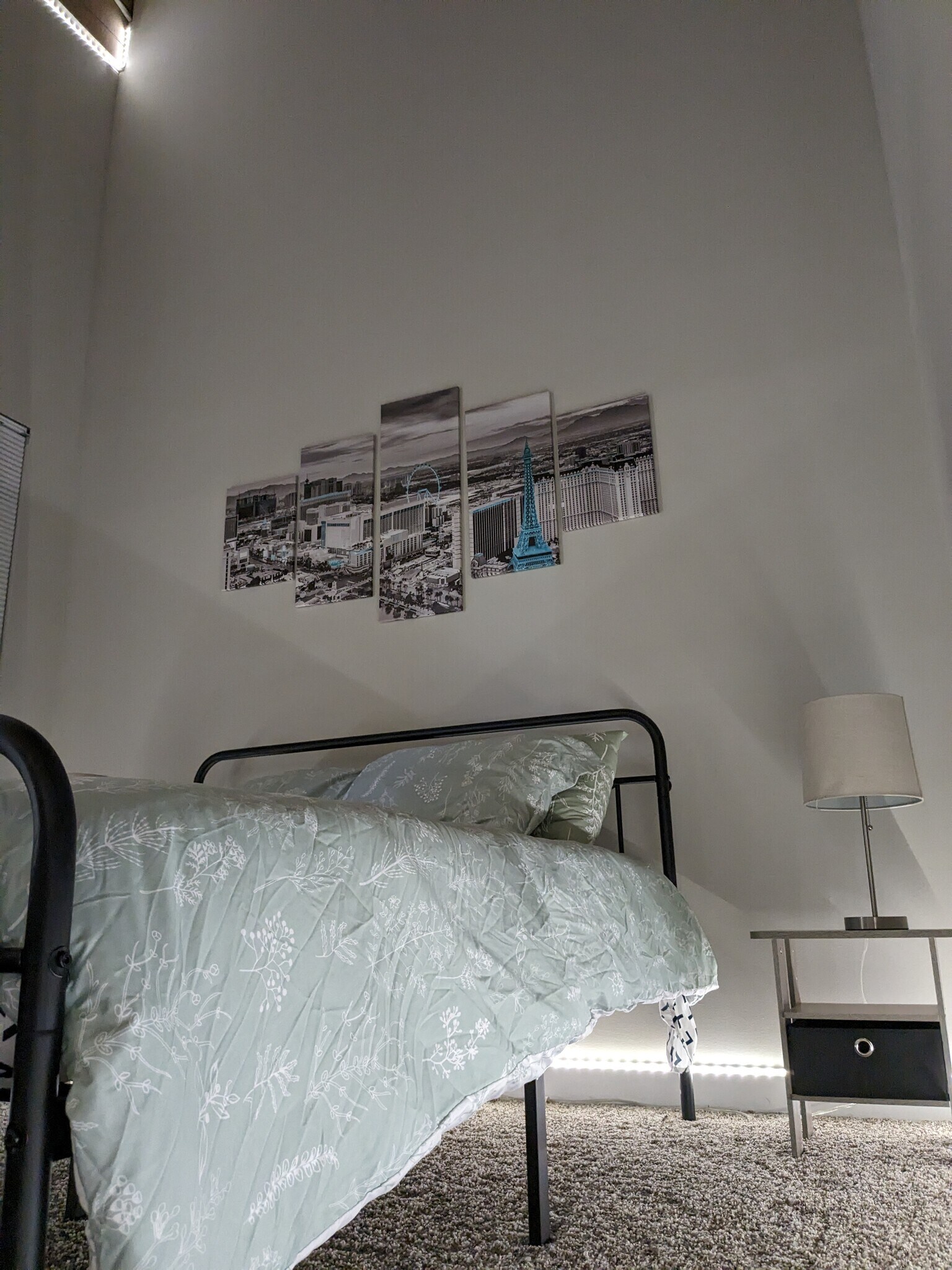 guest room 1 - 201 S Hoskins Rd