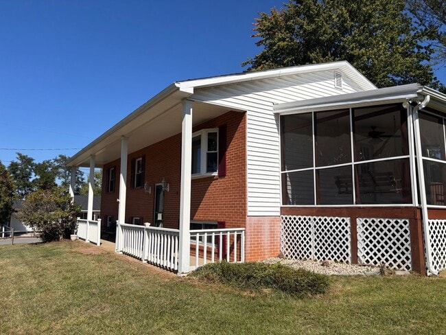 Building Photo - Single Family Home located in North Hills....