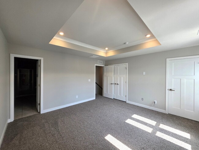 Building Photo - 3 Bedroom, 2.5 Bath End Unit Townhome on C...