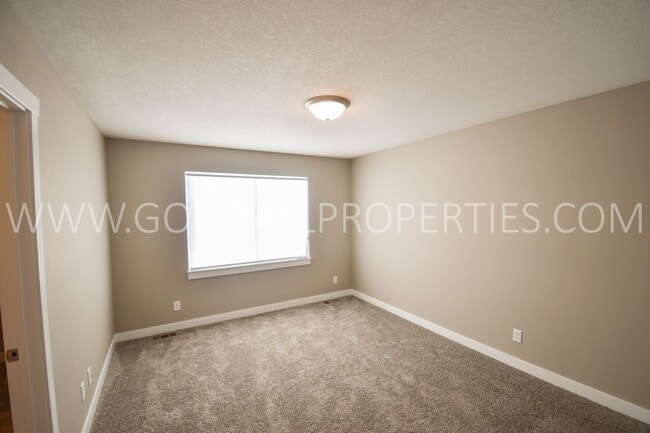 Building Photo - 4 Bed 2.5 bath Ranch with Finished Basement!