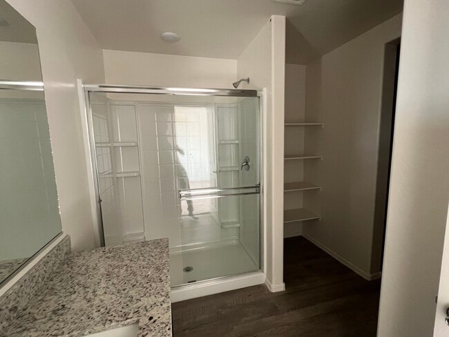 Master bath - 2517 N McDonald Ln