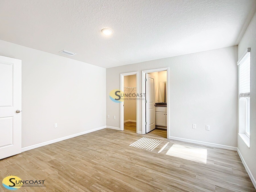 Building Photo - 1 Oak Circle Crse