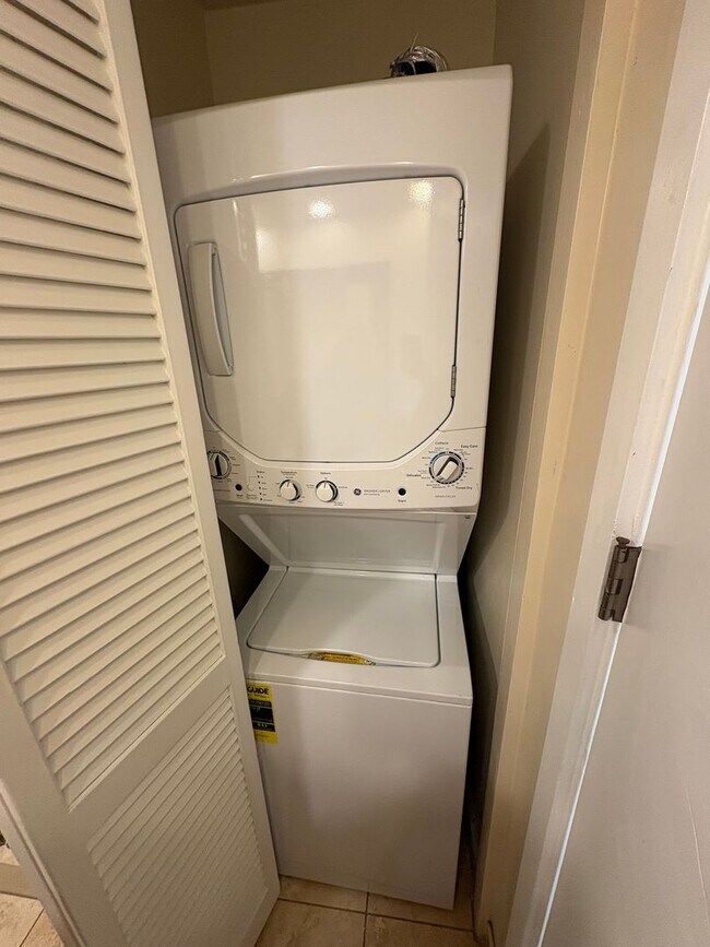 Building Photo - 2 bedroom, 2 bath, 1 parking Banyan Tree Plaza (Punahou)