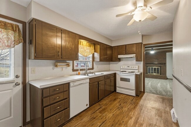 Building Photo - 3 bedroom 2 bath home located just off Grantline Rd.