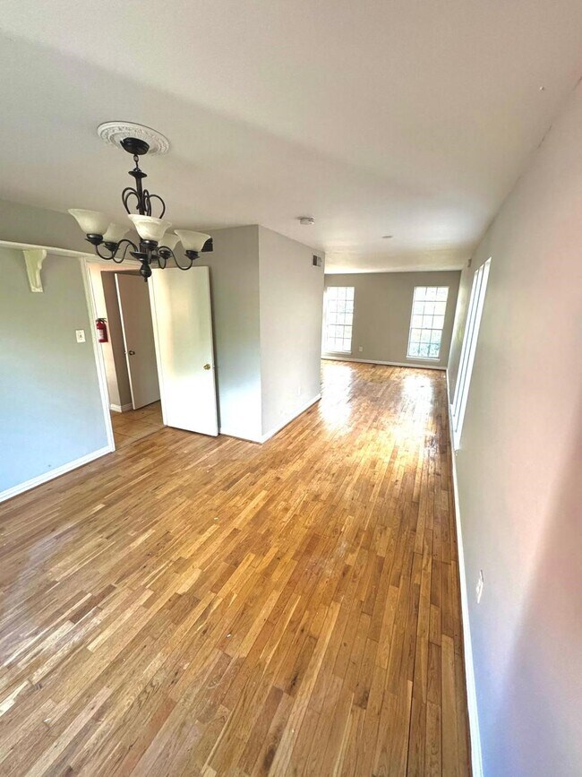 Building Photo - 10502 Greencreek Dr