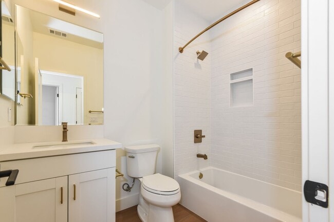 Building Photo - New Luxury Townhome with 2-Car Garage | Minutes to Downtown Redwood City & Tech Campuses