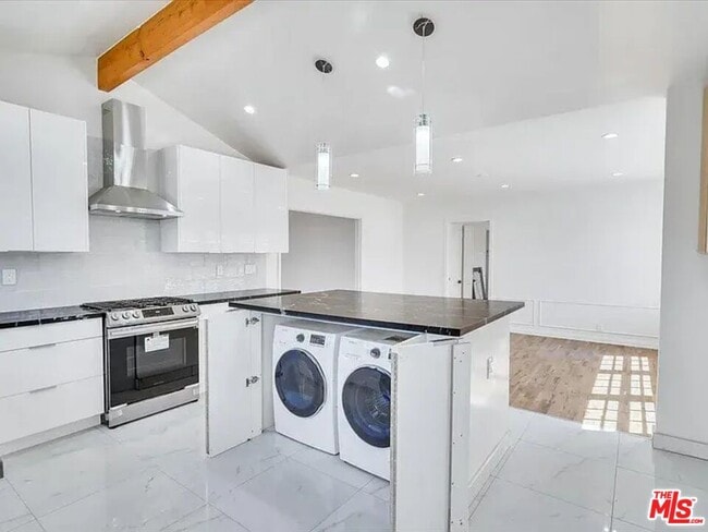 Building Photo - 1703 Kelton Ave