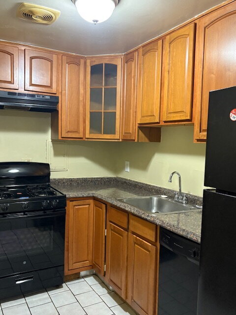 Building Photo - Beautiful hardwood floors and new appliances!