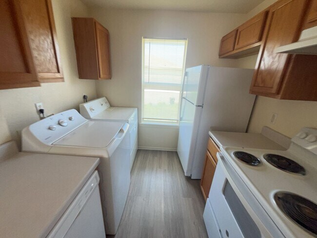 Building Photo - 5705 Greengate Dr
