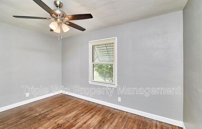 Building Photo - 9823 Meadowview Dr