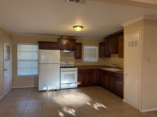 Building Photo - 902 Denton Dr