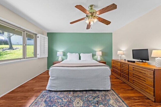 Building Photo - Sweeping Views! Rare and Peaceful 5-home e...