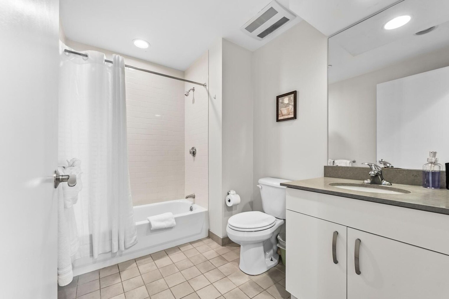 Building Photo - 601 Albany St